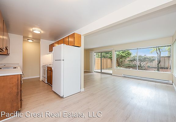 3rd image of 11521 Greenwood Ave N APT 2