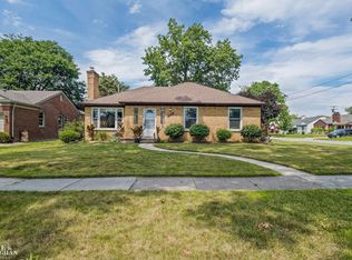 19751 E Kings Ct, Grosse Pointe Woods, MI 48236