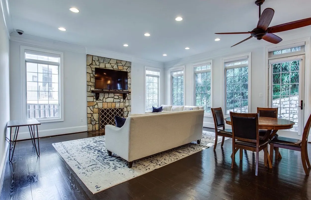 5 bed, 4300 sqft, $9,200 — Photo 4