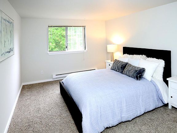 4th image of 221 9th St APT 302
