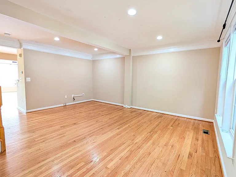 211 Shirley Sq SE — Photo 8