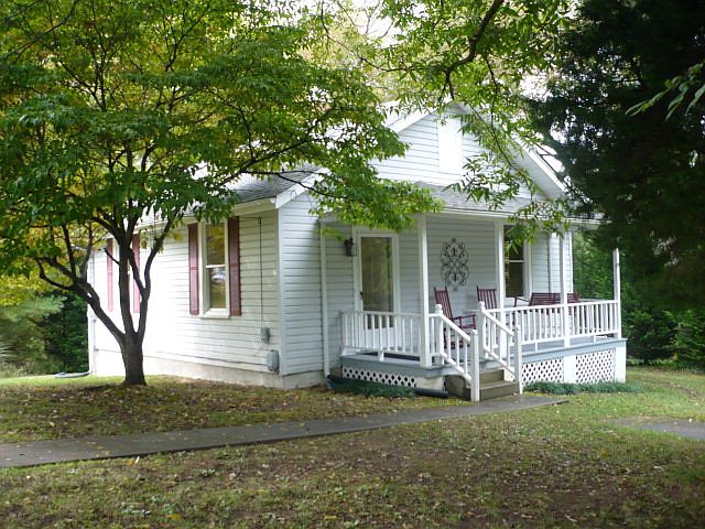 1st image of 2085 Woodlake Dr