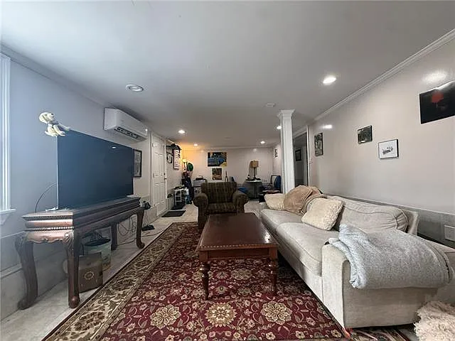 2735 Octavia St — Photo 4
