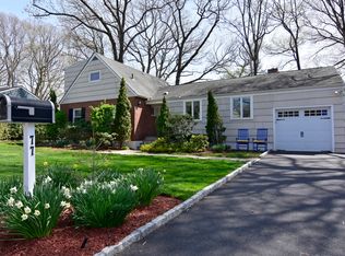 77 Bayberry Ln, New Rochelle, NY 10804