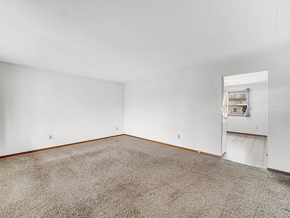 4th image of 406 Sandalwood Dr