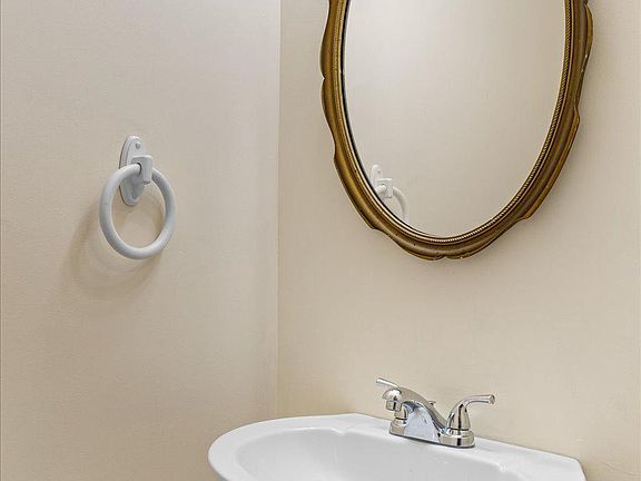 3rd image of 4707 Colonnade Way