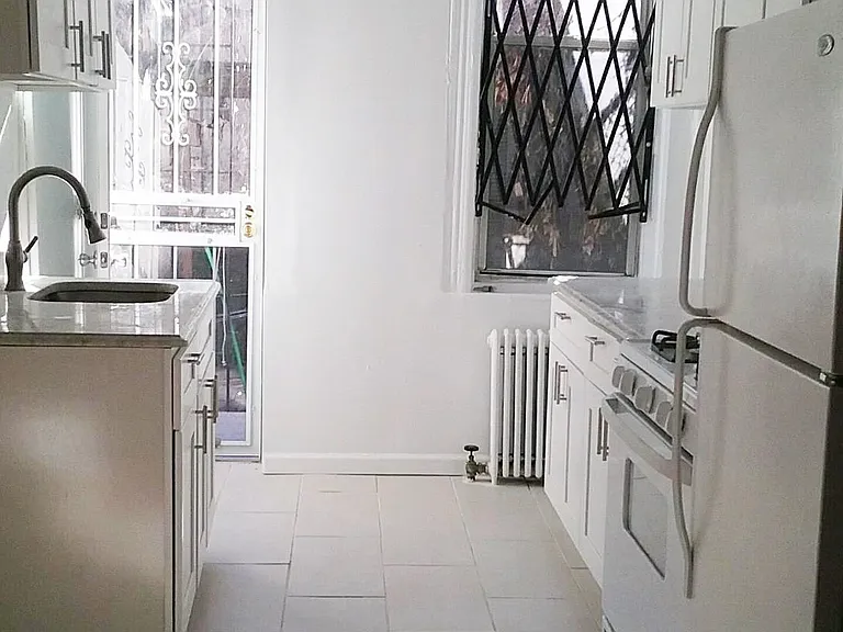 223 Van Brunt St #1R — Photo 4