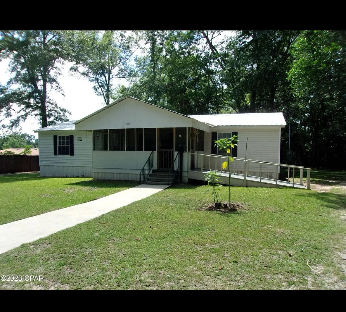 S Weeks St, Bonifay — Photo 3