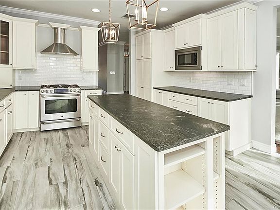 4th image of 407 Gair St