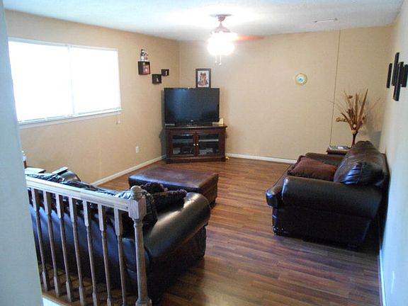 3rd image of 135 Greenbriar Ln