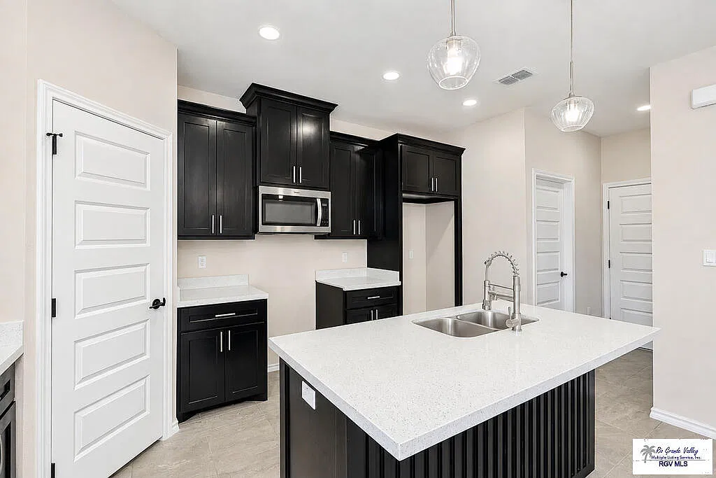 3 bed, 2.0 bath, 1197 sqft, $1,700 — Photo 4