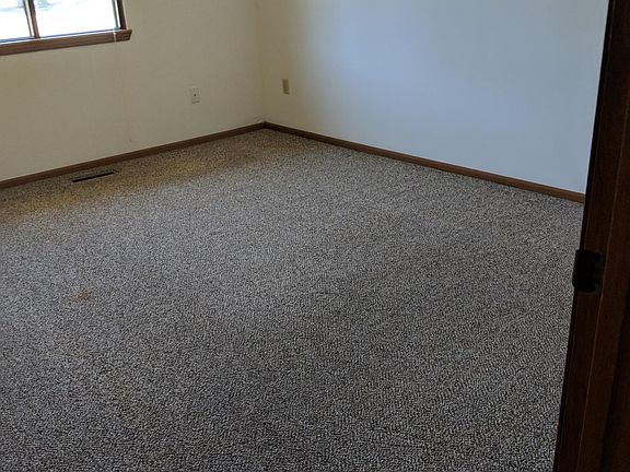 5th image of 525 Plainfield Ct