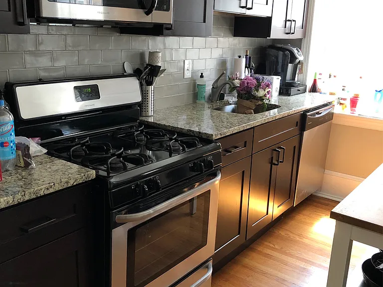 251 S 16th St #2E — Photo 2