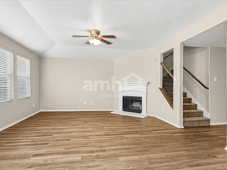 429 Grant Ln — Photo 7