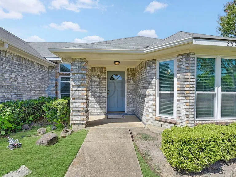 2508 Hawk Dr — Photo 3