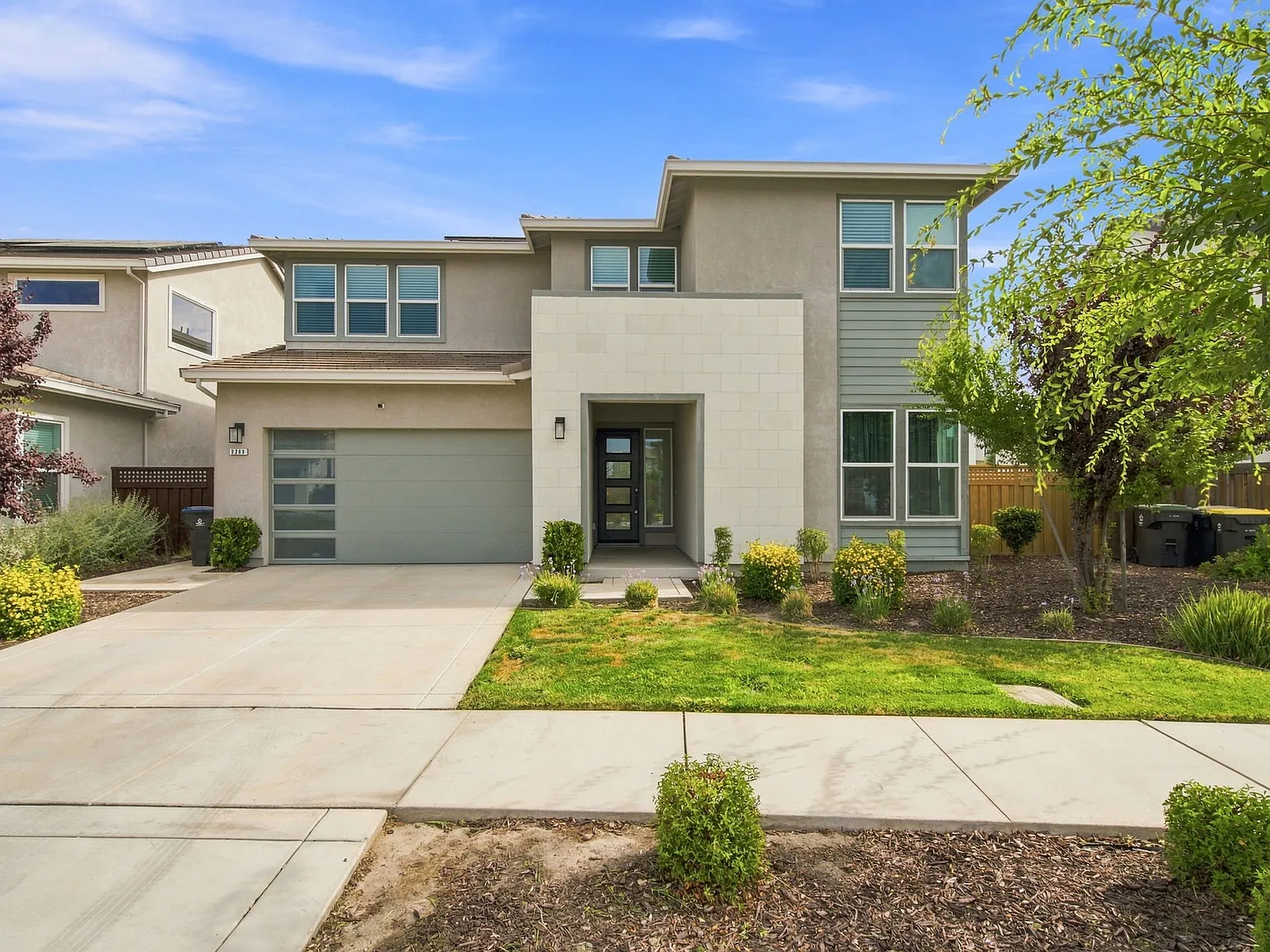 5 bed, 4.5 bath, 3682 sqft, $3,850 — Photo 3
