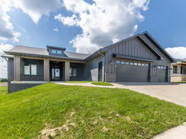 4437 Barnwood Ln, Dubuque, IA 52002