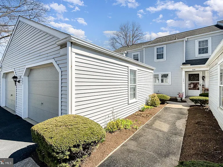 407 Cambridge Ct — Photo 24