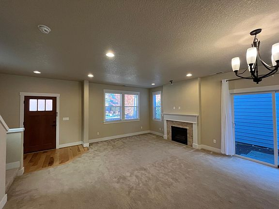 Great room w/ fireplace