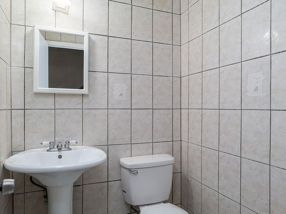 Downstairs 1/2 bath