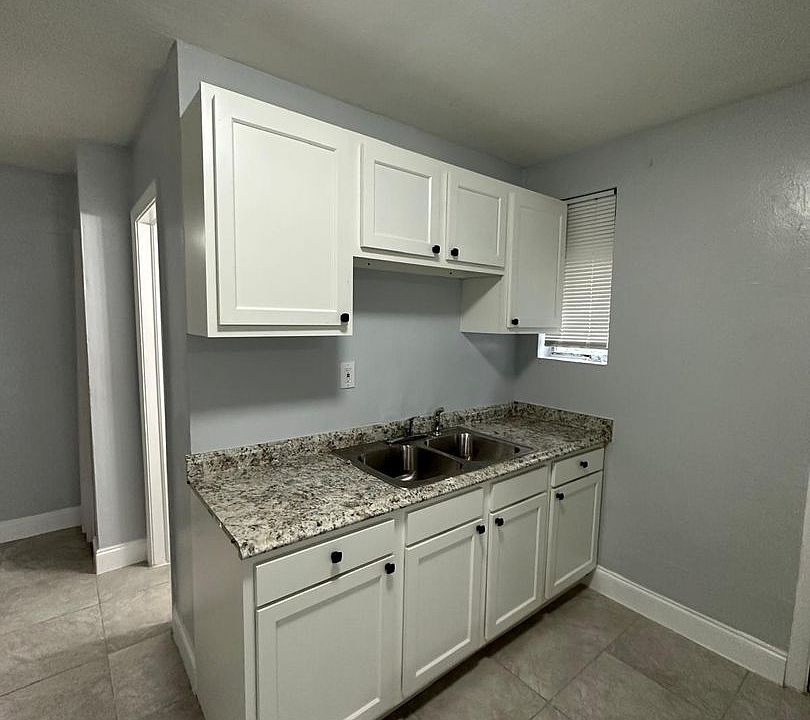 1st image of 1046 W 8th St #1048