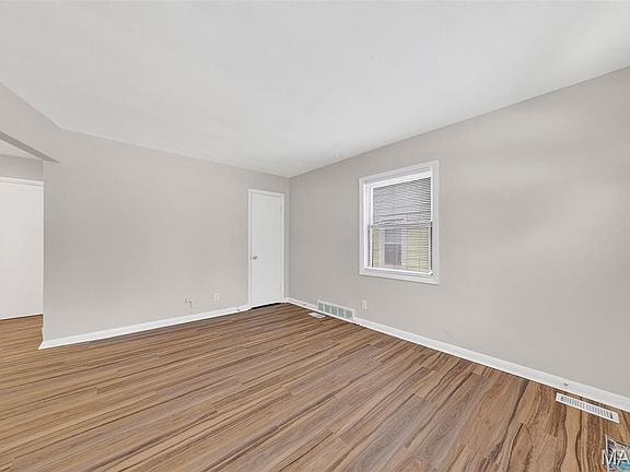 5th image of 122 Elkan Ave