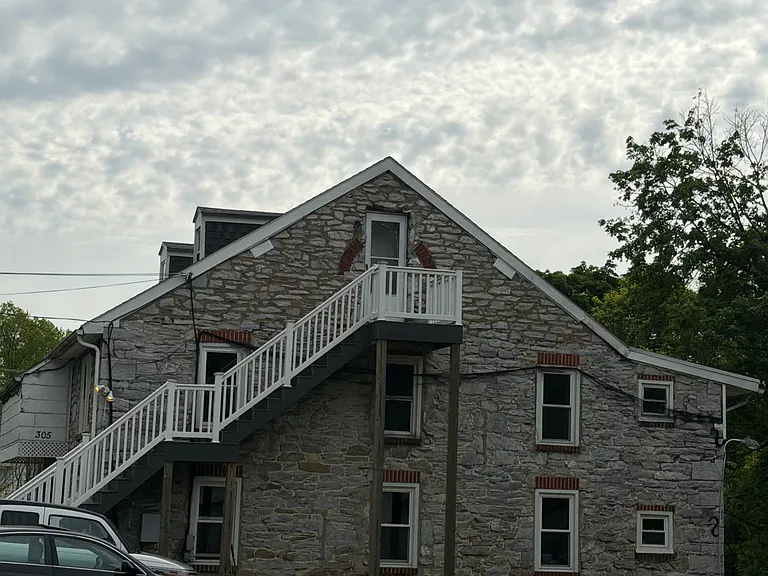 305 S White Oak St #6 — Photo 1