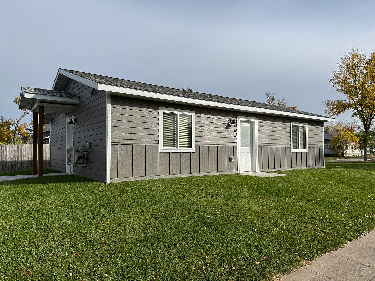 Brand New- Charming 2BR/1BA for Rent on a Large Corner Lot! — Photo 2