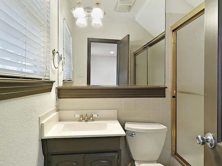 2824 Dyer St — Photo 12