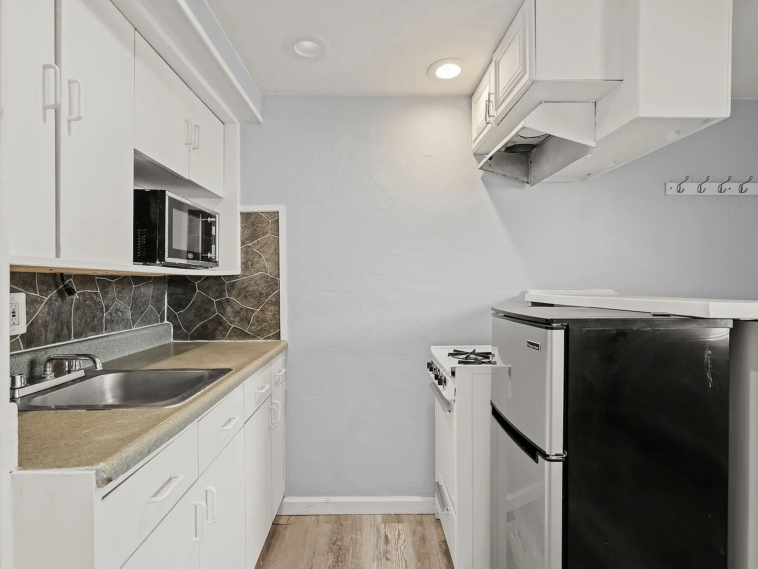 Live Smart at The Sparks Studios Flexible Leasing, All-Inclusive Comfort — Photo 1