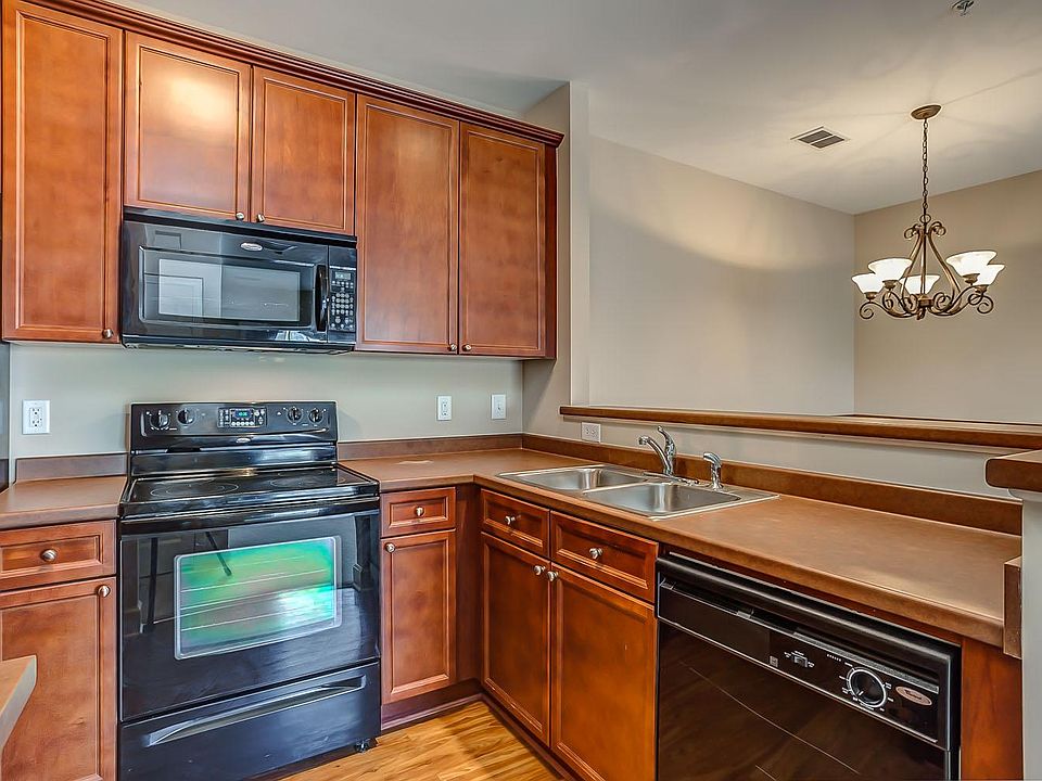 Kitchen & Dining