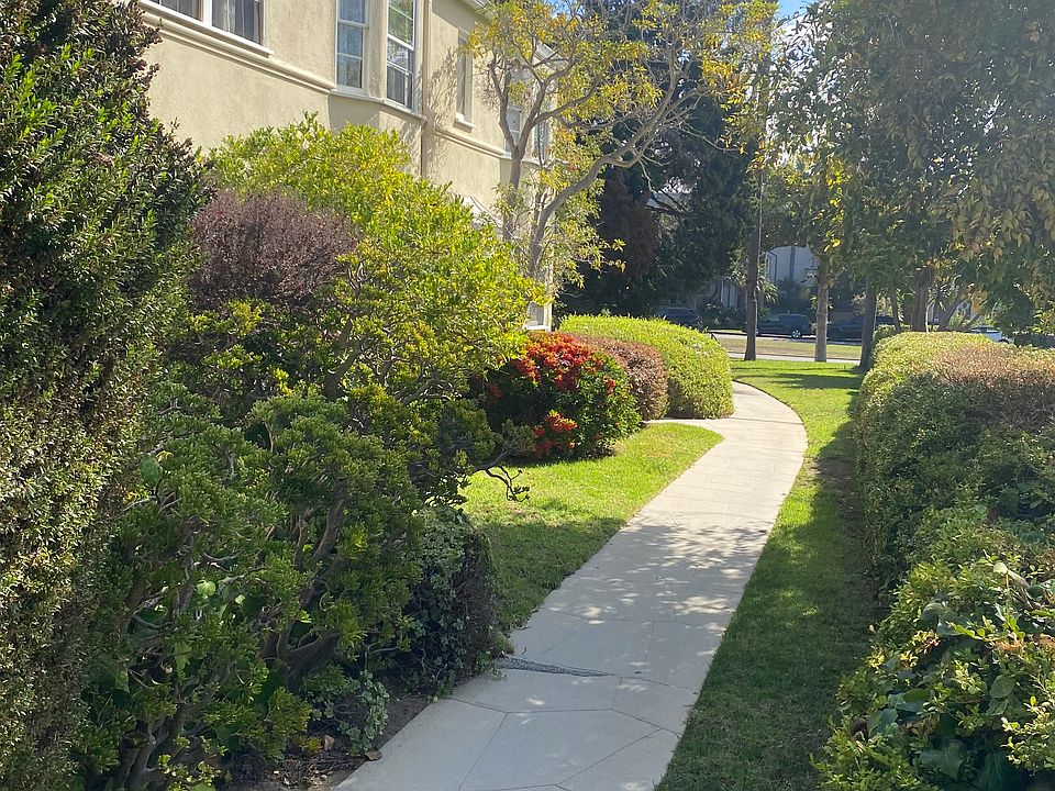 Front walkway leading to San Vicente Blvd.