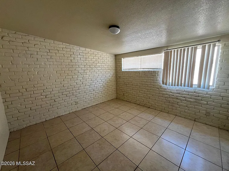 425 E Delano St — Photo 7