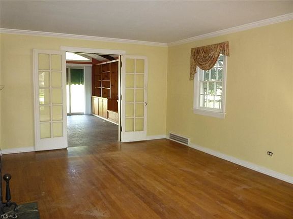 3rd image of 320 Florence St