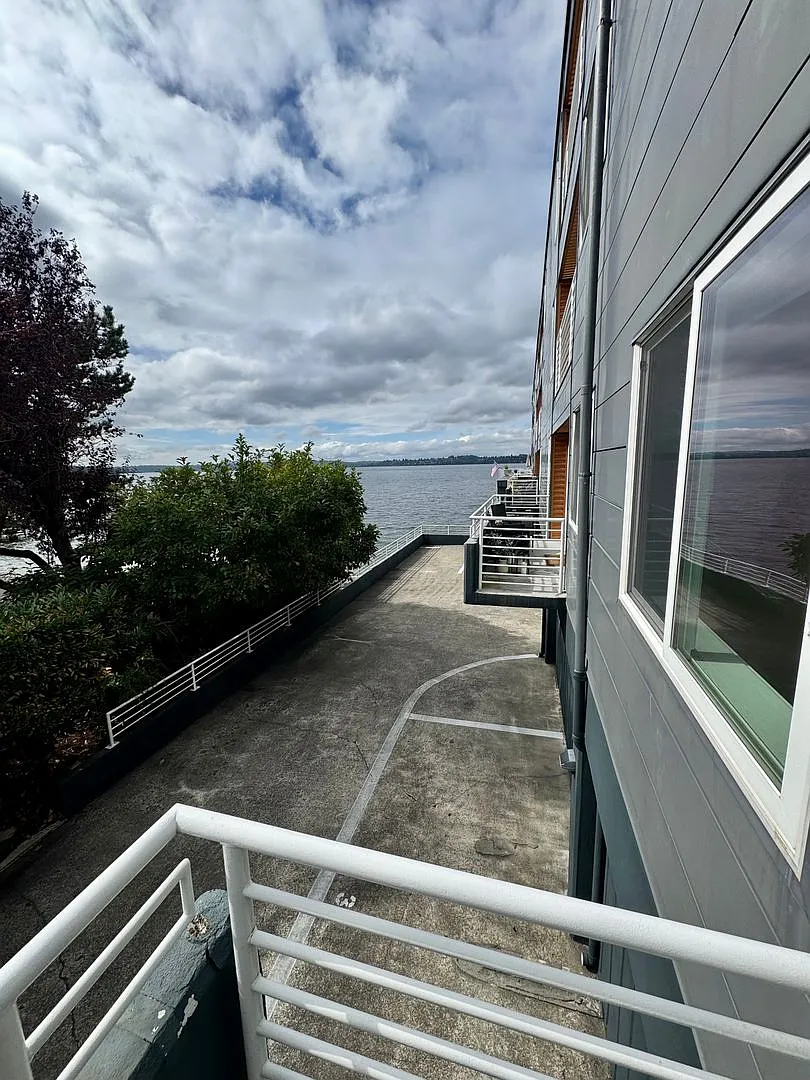 Gorgeous Kirkland Waterfront Condo with ground level access, covered parking and water view from ... — Photo 2