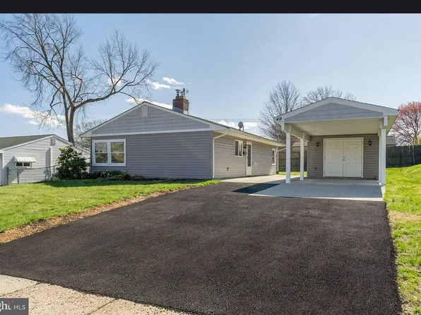49 Mistletoe Ln, Levittown, PA 19054