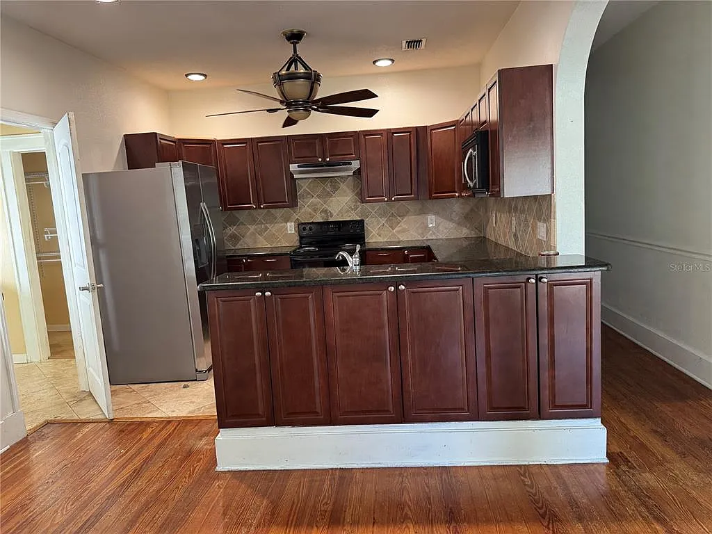4 bed, 4.0 bath, 1801 sqft, $4,000 — Photo 2