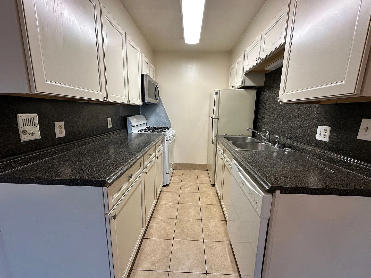 211 Linden Ave — Photo 3