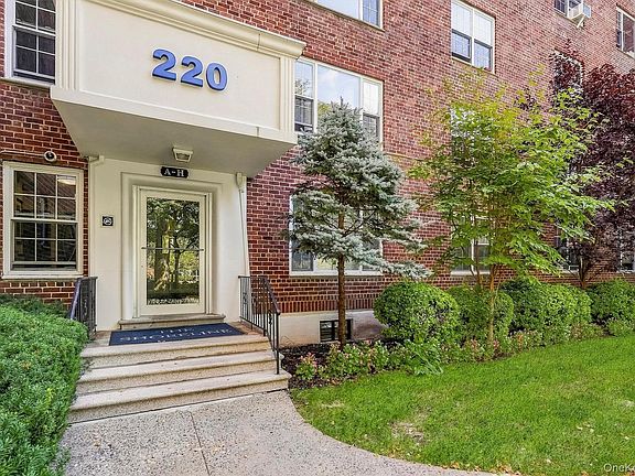 3rd image of 220 Pelham Rd APT 2C