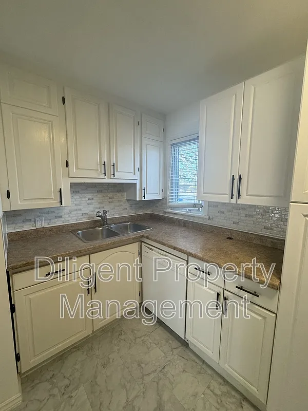 3 bed, 3.0 bath, $600 — Photo 1