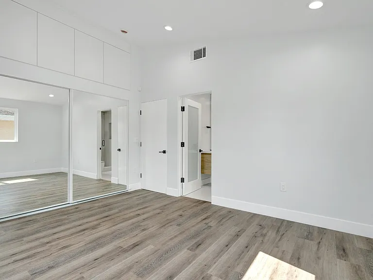 11613 Burbank Blvd — Photo 28