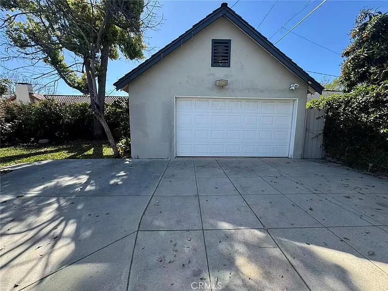 1965 S El Molino Ave — Photo 23
