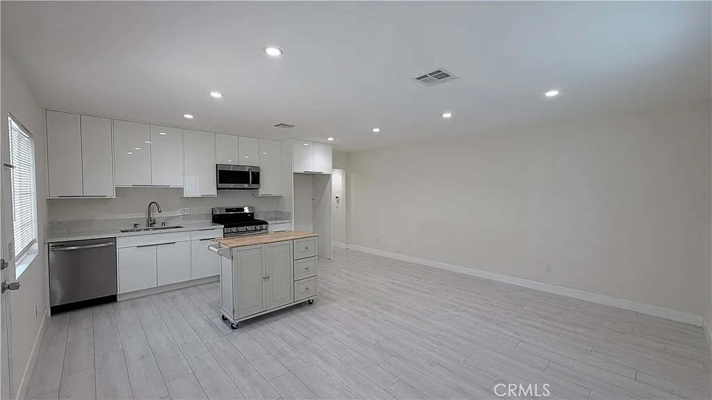 1 bed, 1.5 bath, 800 sqft, $2,500 — Photo 3