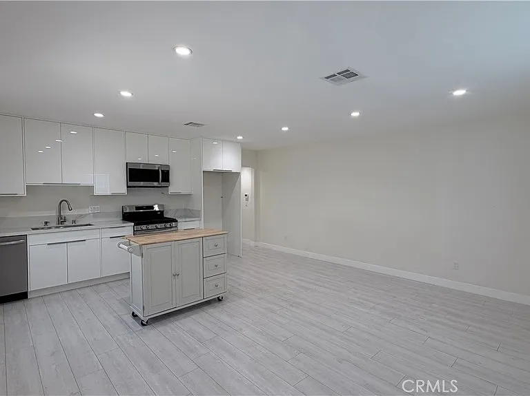 20210 Hartland St — Photo 3