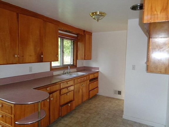 3rd image of 109 E 72nd St