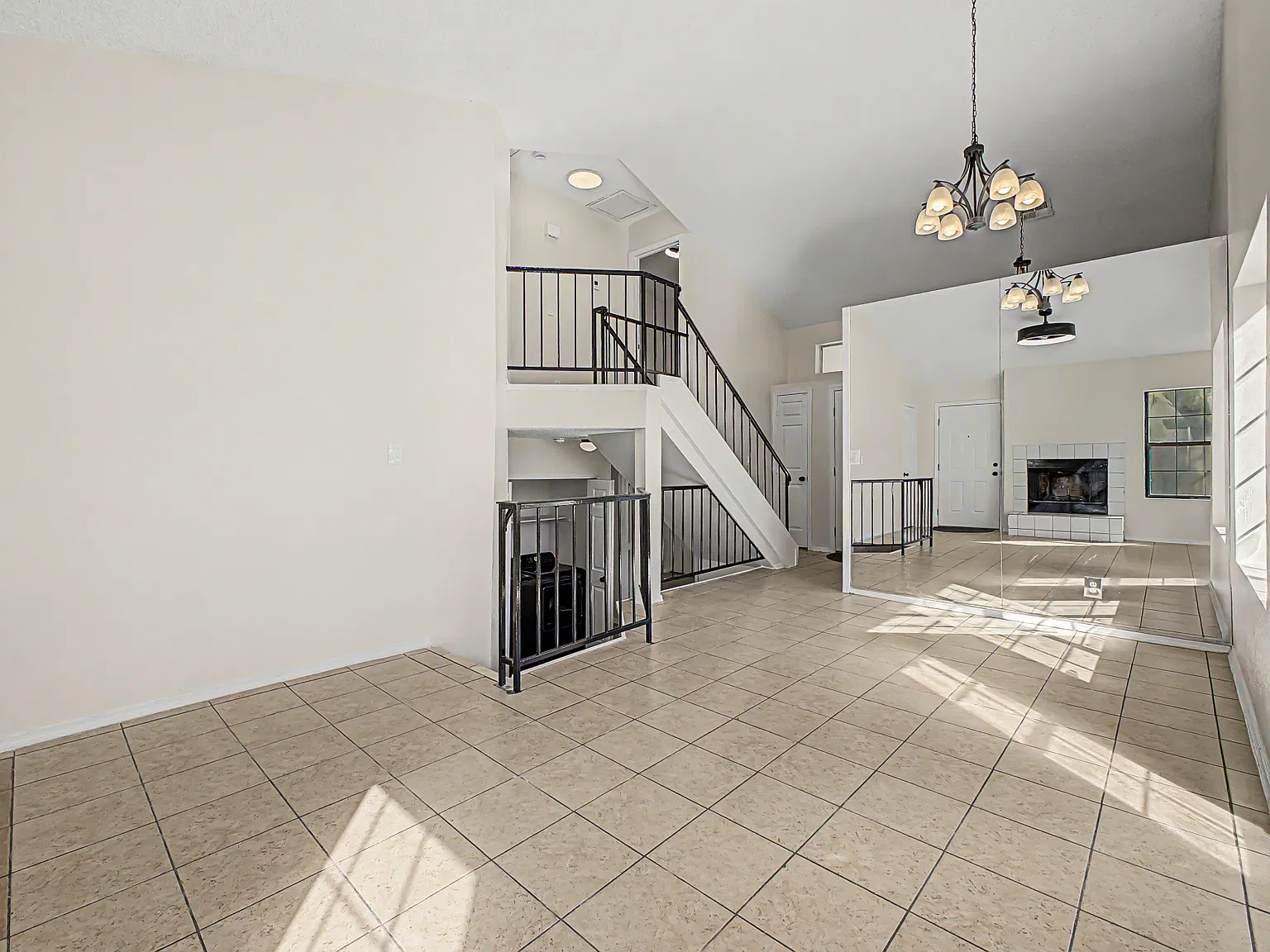 4 bed, 1055 sqft, $2,195 — Photo 2