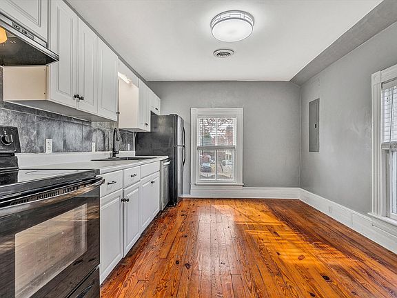 3rd image of 360 Mountain Ave SW #B