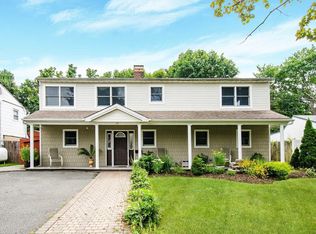 19 Hope Ln, Hicksville, NY 11801