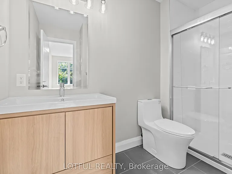 516 Tweedsmuir Ave #D — Photo 9