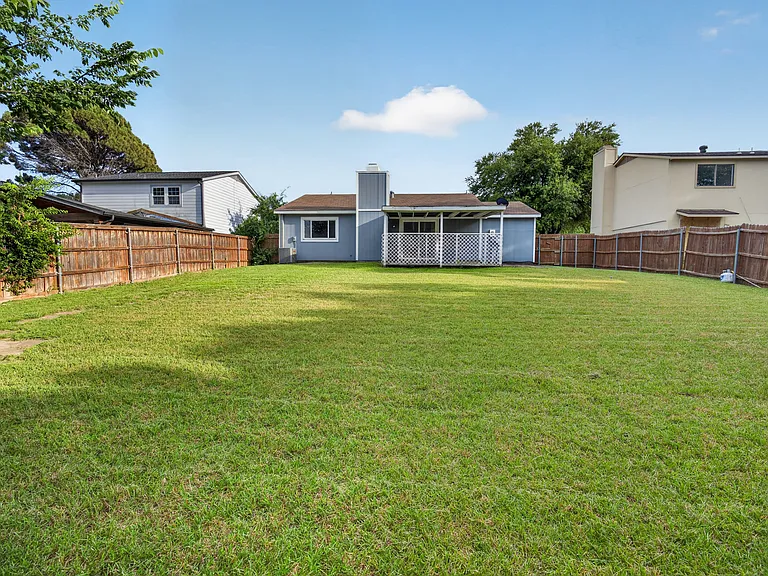 2219 Foxcroft Ln — Photo 21